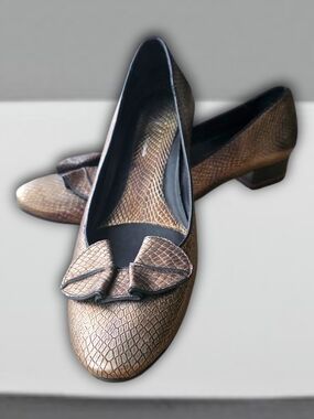 Vero Cuoio Metallic Bronze Loafers with Bow Accent Size 9.5 EUC Healthy Heels
